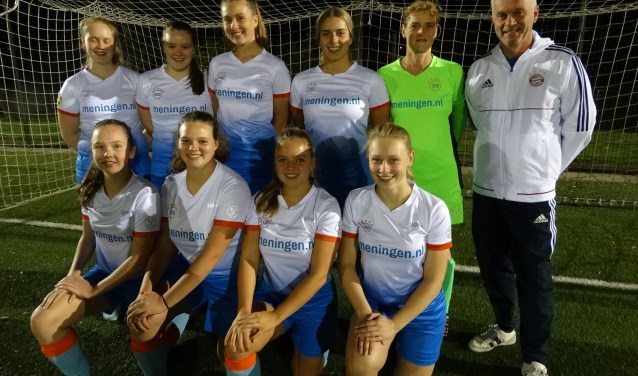 De dames in het tenue van het nieuwe SVO Kromme Rijnstreek, dat volgend seizoen echt van start gaat. Met rechts Hans de Ligt.