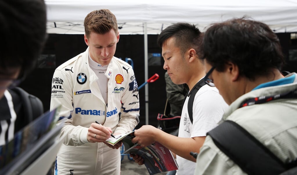 Nick Catsburg deelt een handtekenining uit aan een Japanse fan op het circuit van Fuji.