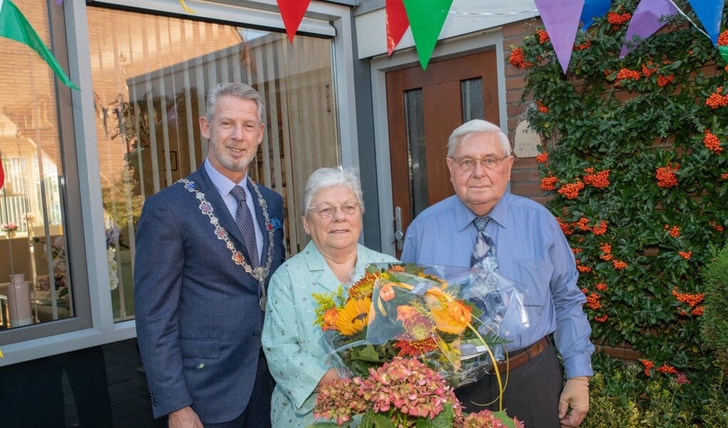 Burgemeester Hoes op bezoek bij het echtpaar Dijkgraaf-Dekker.