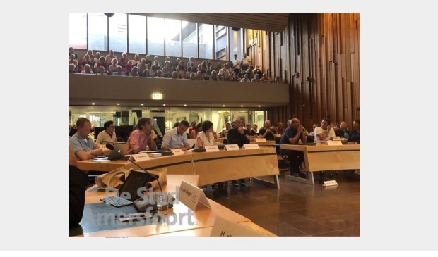 Een volle publieke tribune bij een parkeerdebat, eind september.
