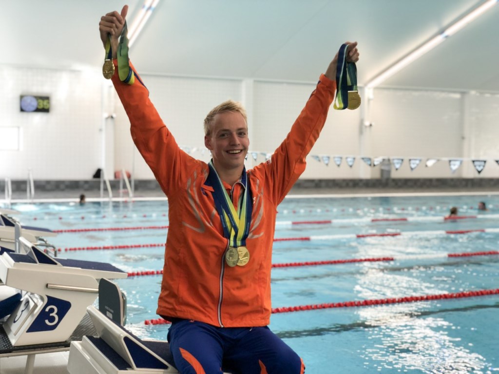 Thijs van Hofweegen toont in zijn Amersfoortse trainingsbad met trots zijn behaalde medailles.
