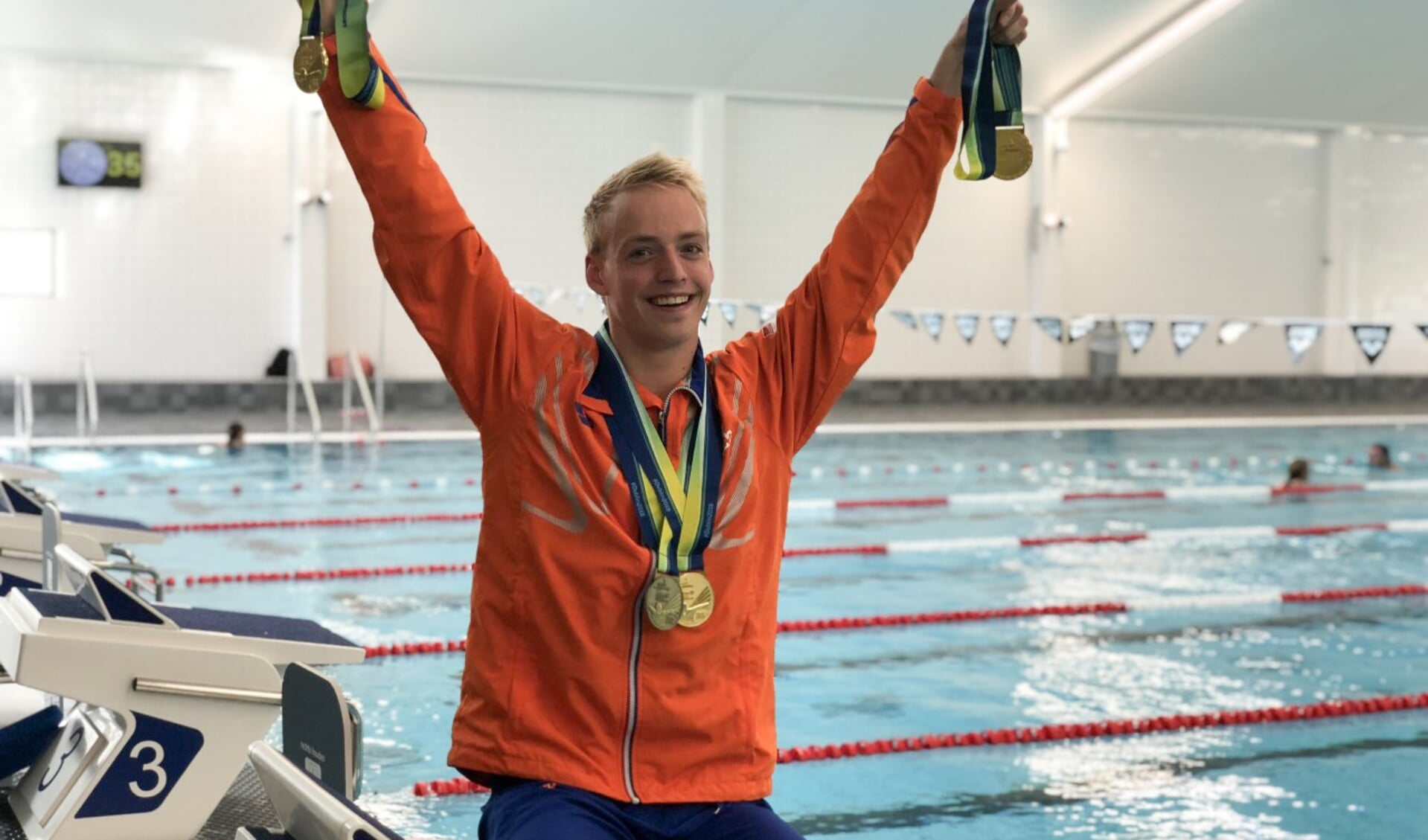 Thijs van Hofweegen toont in zijn Amersfoortse trainingsbad met trots zijn behaalde medailles. 