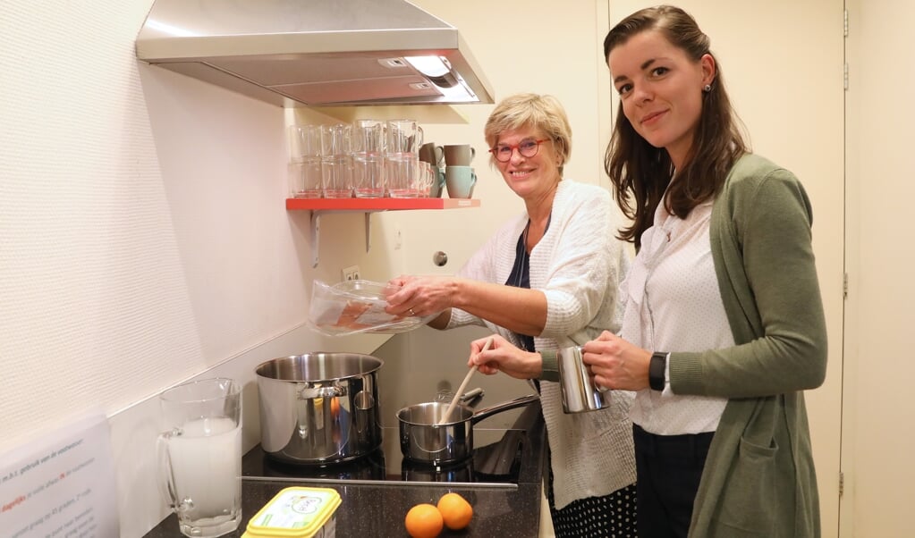 Marianne Postma (links) en Pauline Kortbeek (rechts): ,,Voeding speelt een rol bij ziekte en gezondheid.''