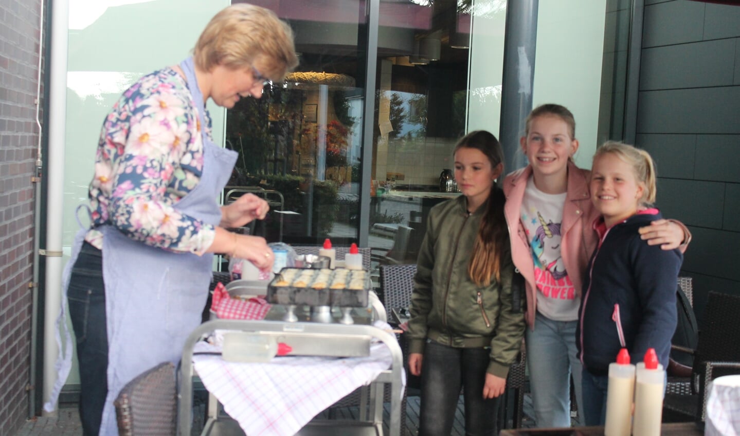 Esmée, Aniek en Eline doen elke 14 dagen spelletjes met de bewoners van Groenewoude. Op de dag van de ouderen deelden ze poffertjes uit.