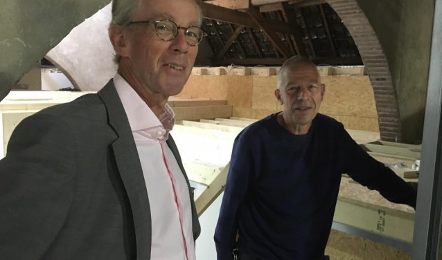 Peter van der Meij en Roel Berg in de tot cultureel centrum verbouwde wagenschuur.