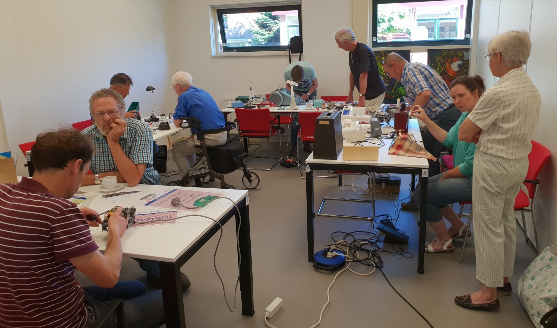 Eens in de maand op zaterdag proberen vrijwilligers van Repair Café Soesterberg van alles te herstellen of aan de praat te krijgen.