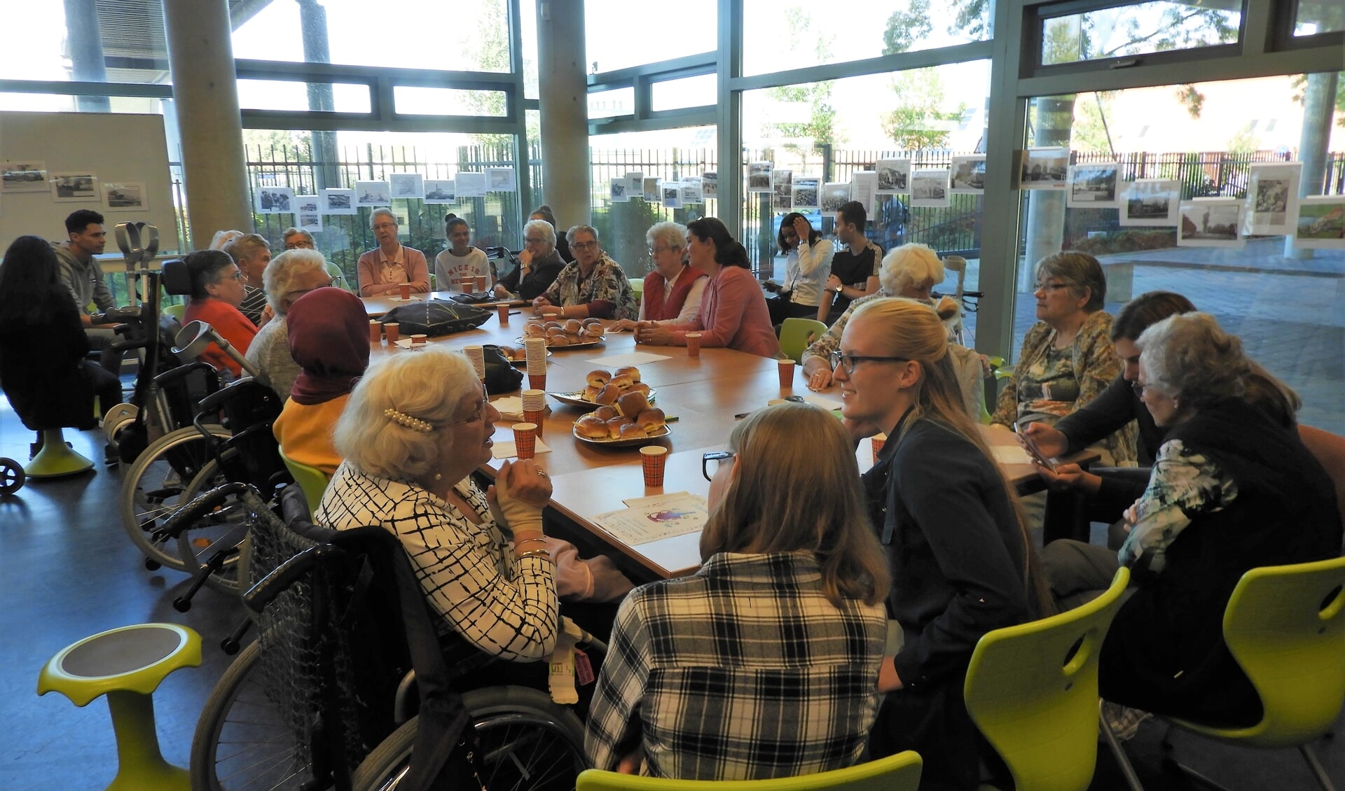 Senioren van De Zonnebloem in gesprek met leerlingen van het HVC.