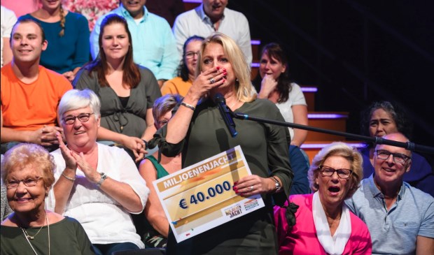 De Vennepse Carla Vink hoort dat ze 40.000 euro heeft gewonnen.