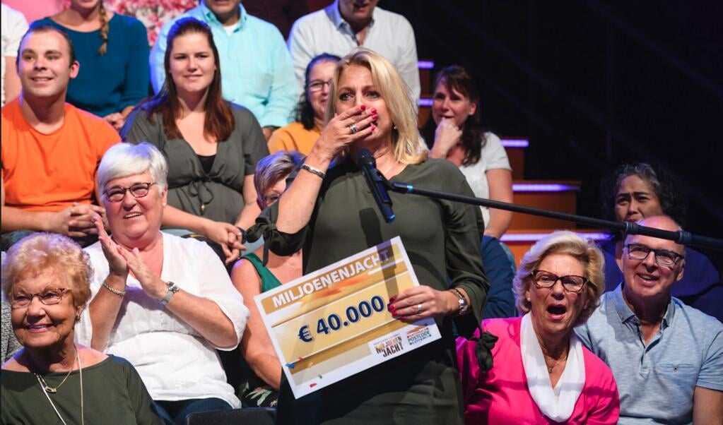 De Vennepse Carla Vink hoort dat ze 40.000 euro heeft gewonnen.