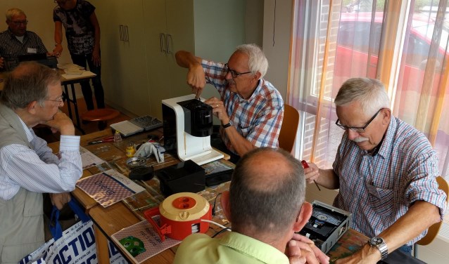 Tijdens het Repair Café knappen vrijwilligers kapotte spullen op.