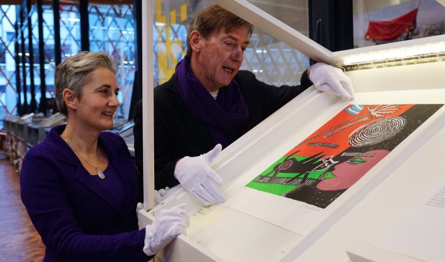 Daphne Janson en Stefan van Raay nemen de speciale CoBrA-kast in gebruik bij de Bibliotheek Amstelland.
