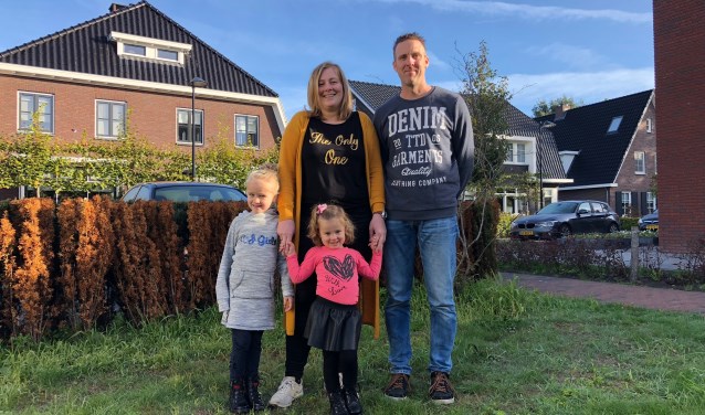 De familie Meerveld is een actie gestart om een speeltuin in hun wijk te krijgen, op dit grasveldje.