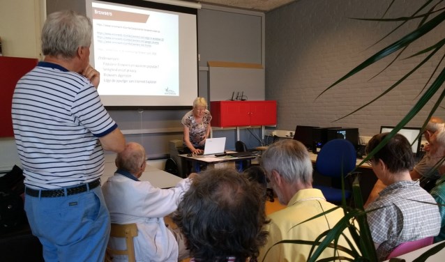 De bijeenkomsten van Seniorweb zijn altijd goed bezocht.