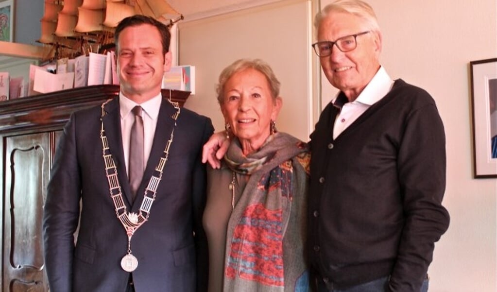 Burgemeester Sjoerd Potters feliciteert het 60 jarig bruidspaar Stephan Godijn en Rietje Derks in Bilthoven. FOTO: Els van Stratum