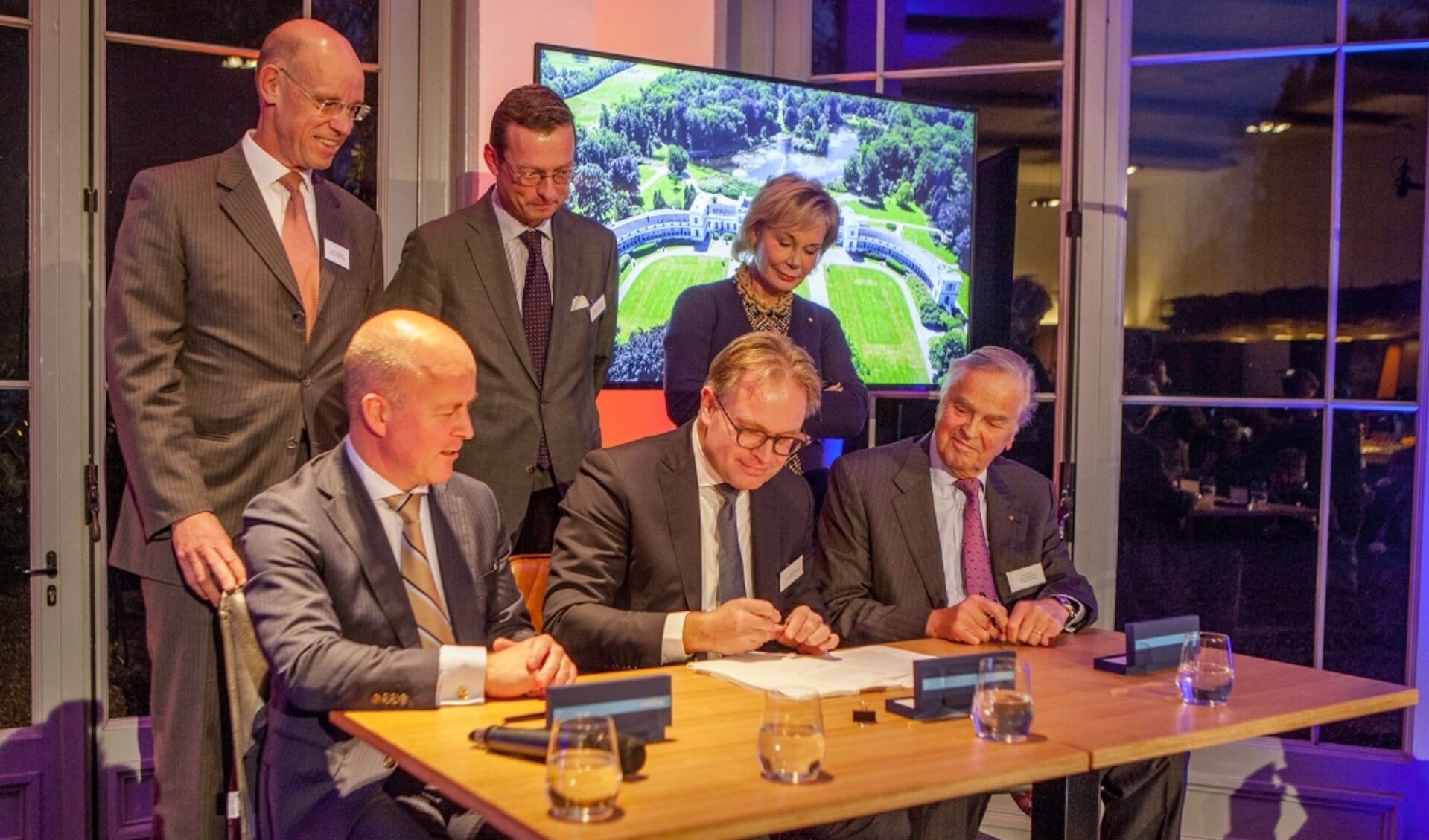 De overdracht van Landgoed Soestdijk op 20 december 2017. Links zittend staatsecretaris Raymond Knops, rechts Ton Meijer. 