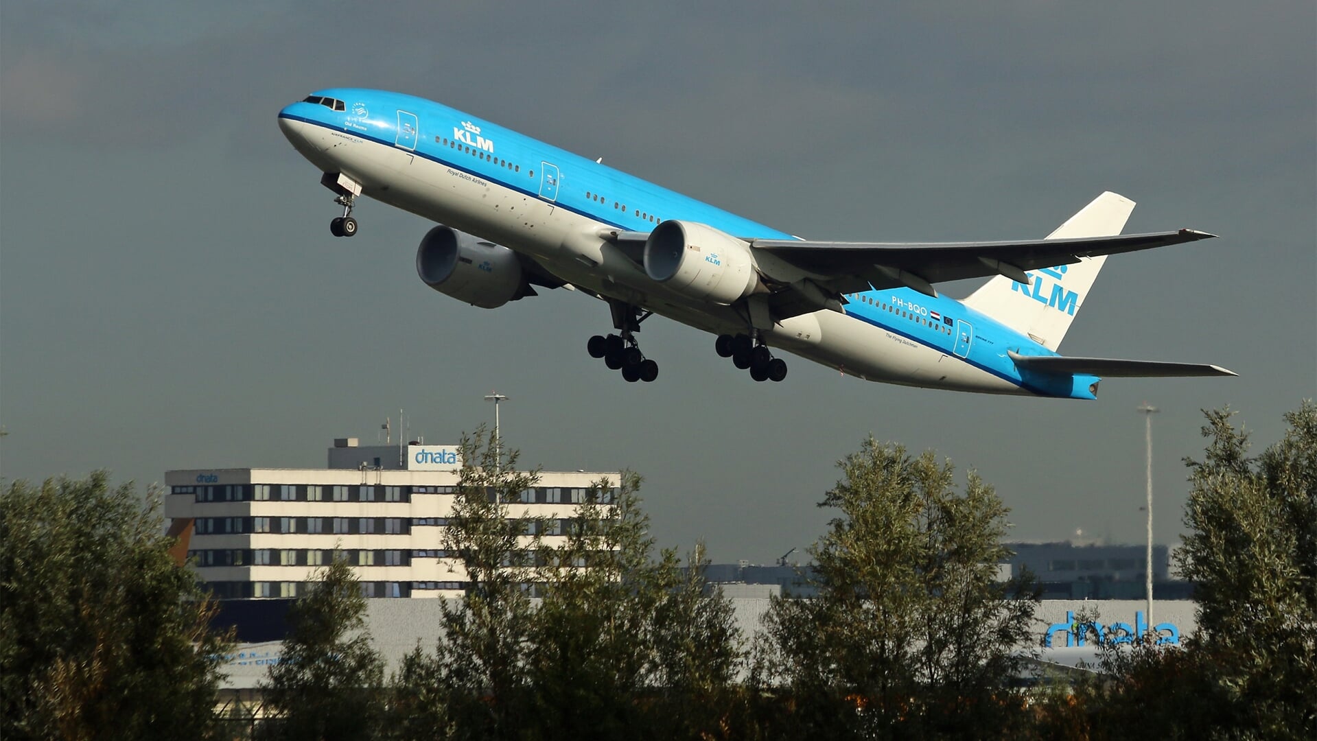 Een Boeing 777 van de KLM stijgt op van Schiphol.