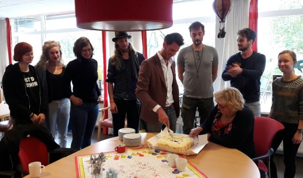Erik Kouwenberg (Ad Hoc Beheer) en Marjan Kramer (Beweging 3.0) snijden de taart aan voor de nieuwe tijdelijke bewoners van De Liendert.