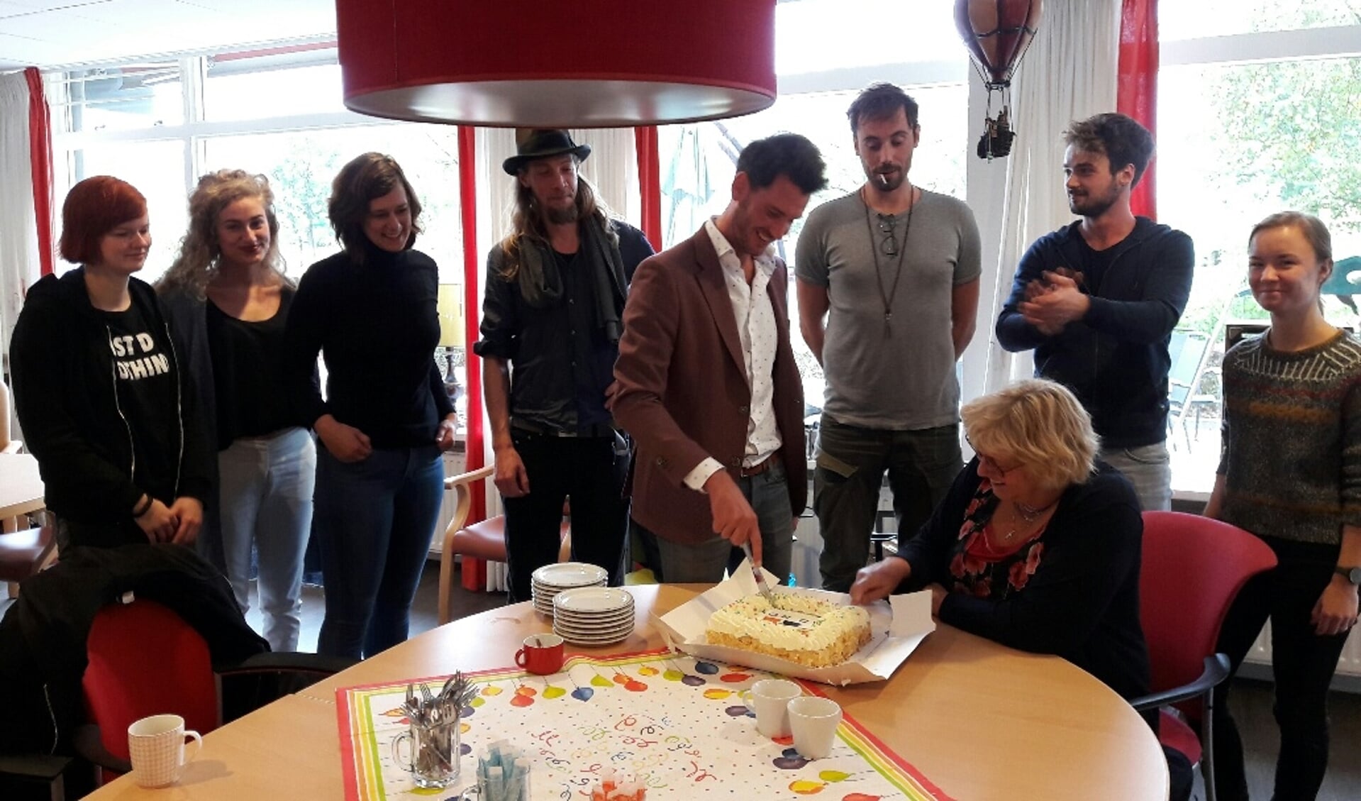 Erik Kouwenberg (Ad Hoc Beheer) en Marjan Kramer (Beweging 3.0) snijden de taart aan voor de nieuwe tijdelijke bewoners van De Liendert.