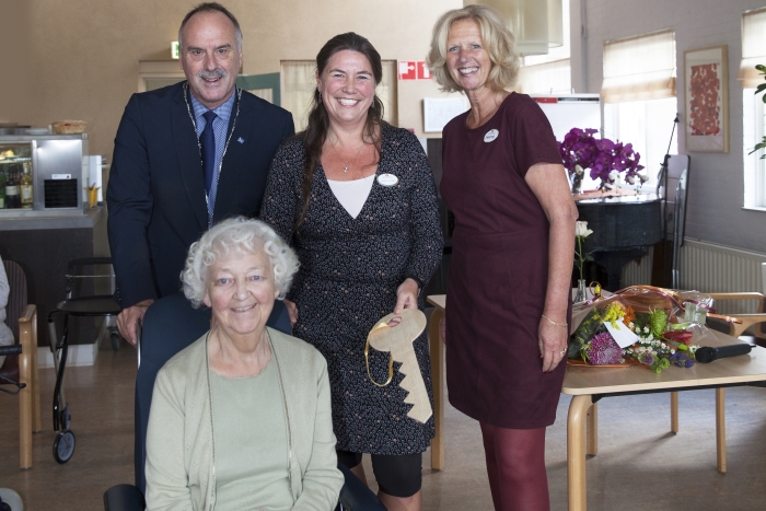 Wethouder Buijs, mw. Vd Berg, sr teamleider Danielle vd Linden en zorgdirecteur Helma Meeuwissen
