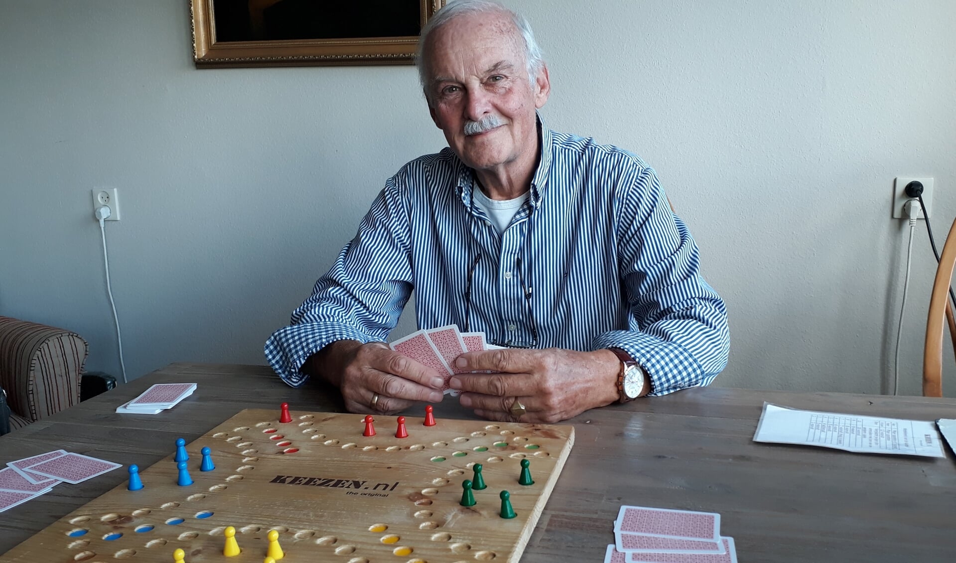 Gijs van den Akker is groot fan van het bordspel keezen en hoopt tegen meer liefhebbers te kunnen gaan spelen.