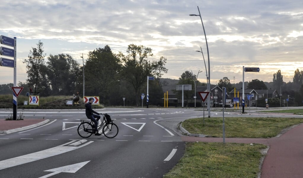 Een overstekende fietser op de rotonde Nijkerkerweg/Thorbeckelaan.