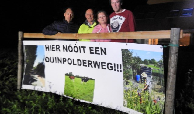 Van links af bewoners Lodewijk Kamps, Rinus Bazuin, Stephanie van den Broek en Jan Luijben.