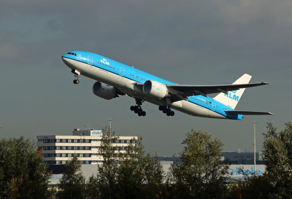 Een Boeing 777 van de KLM stijgt op van Schiphol.