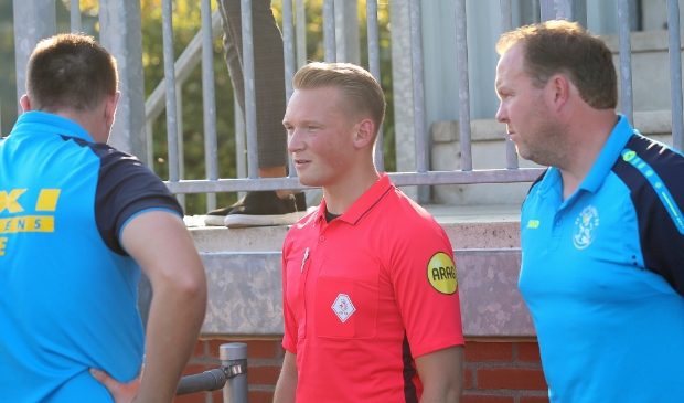 'Hoewel iedereen belangrijk is, blijkt Dick Hoefakker (rechts) voor elke trainer een verlengstuk in het veld.'