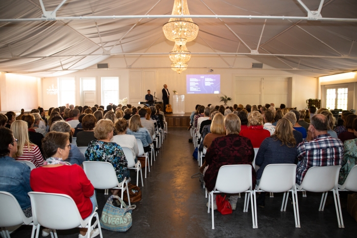 Personeelsleden van De Viermaster luisteren aandachtig naar de sprekers op de studiemiddag