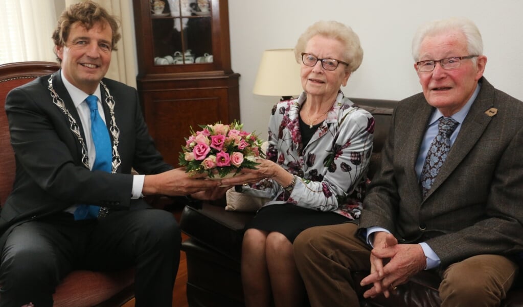 Burgemeester René Verhulst had  voor het briljanten echtpaar Willem en Willy van Harten een fleurig boeket meegenomen.
