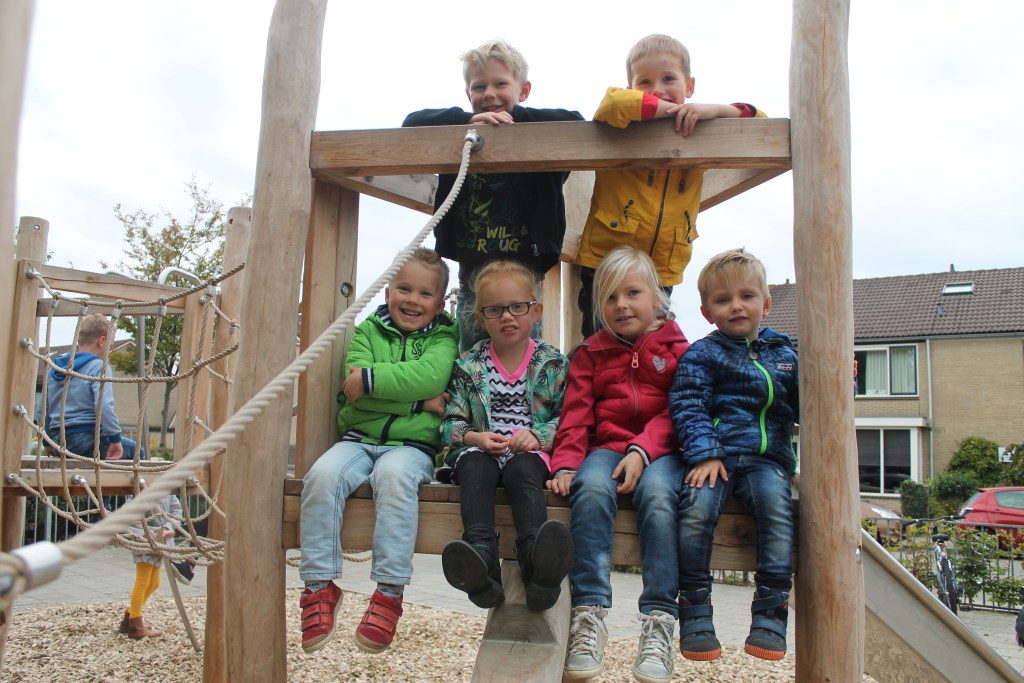 Gideon, Jop, Teun, Stijn, Joël, Zoë en Yindi Lynn zitten bij elkaar in groep 1 van de Griftschool en spelen vaak samen op het nieuwe klimtoestel op het schoolplein.