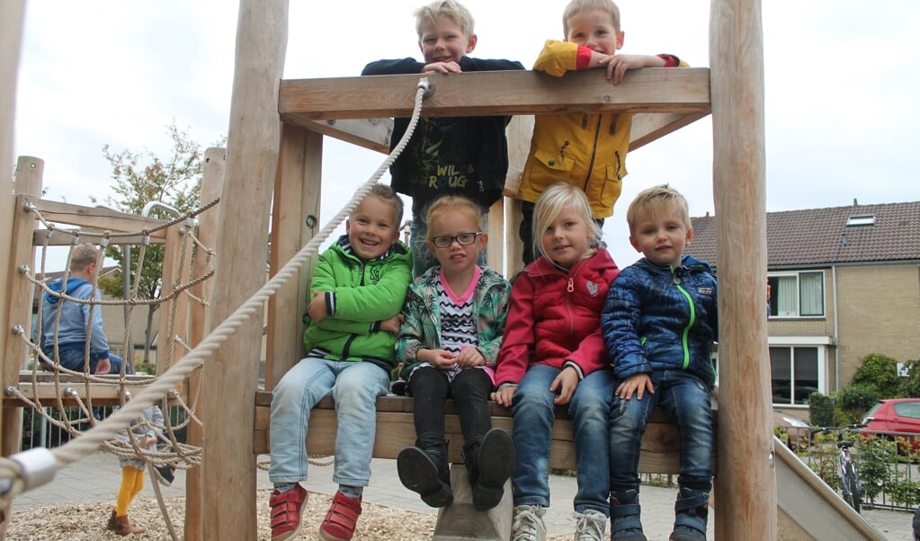 Gideon, Jop, Teun, Stijn, Joël, Zoë en Yindi Lynn zitten bij elkaar in groep 1 van de Griftschool en spelen vaak samen op het nieuwe klimtoestel op het schoolplein. 