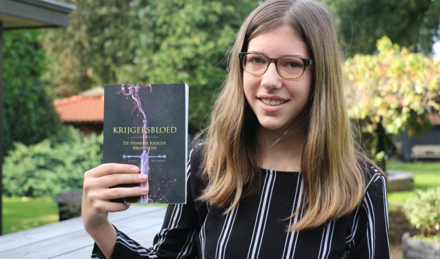 Evita Morren met haar boek 'Krijgersbloed'.