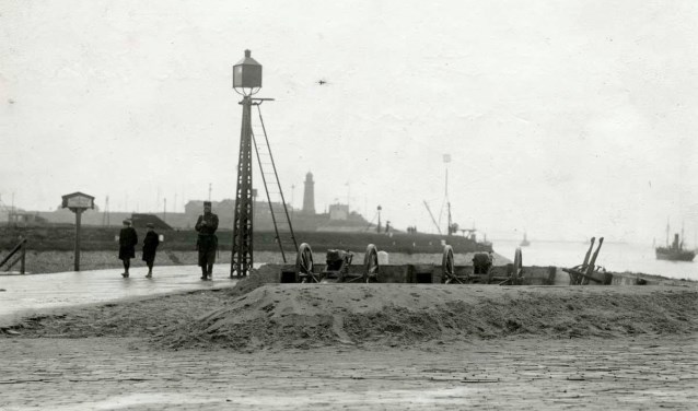 Ingraving van het geschut bij de haven van IJmuiden in 1914. De foto is te zien in de bibliotheek.