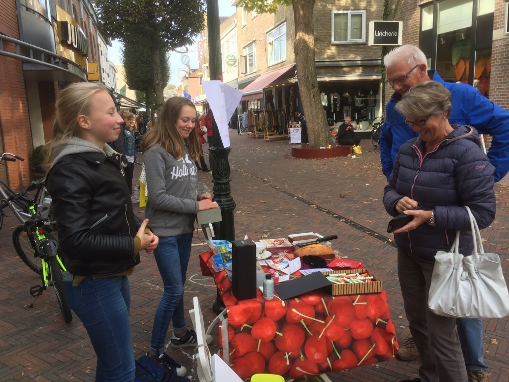 Deze leerlingen van het Griftland College verkopen lootjes.
