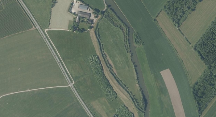 Luchtfoto van het natuurgebied bij de Steenovenweg in Werkhoven met links de nevengeul en rechts de Kromme Rijn