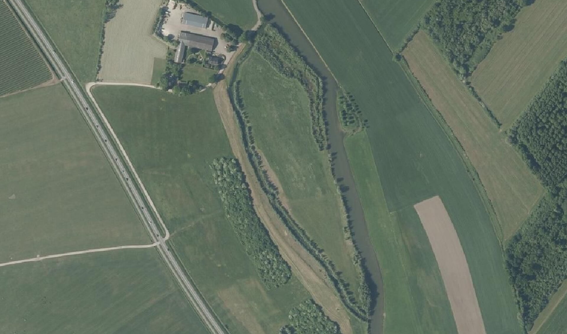 Luchtfoto van het natuurgebied bij de Steenovenweg in Werkhoven met links de nevengeul en rechts de Kromme Rijn 