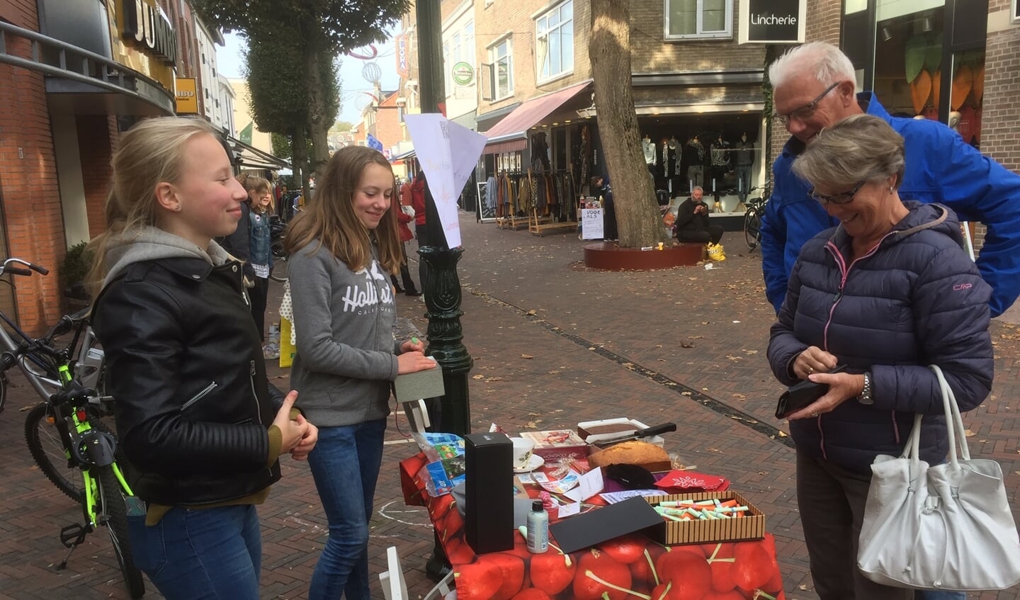 Straatverkoop voor het goede doel door Griftland-scholieren in de Laanstraat in 2018.