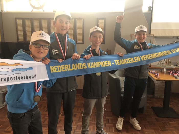 Wouter, Sytze, Florian en Hugo met de wimpel van het Watersportverbond