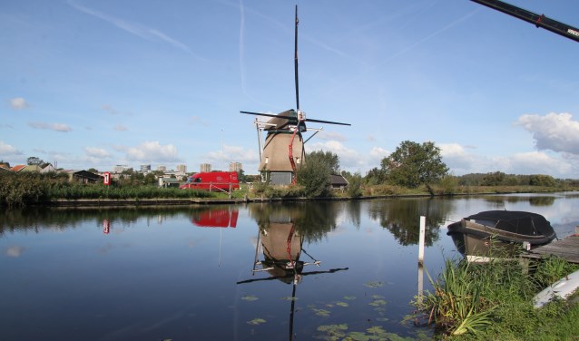 Uiterst secuur wordt de tweede roede, ruim 20 meter lang, door de kop van de as gestoken.