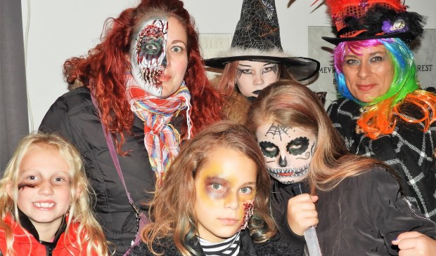 Eng verkleden hoort bij Halloween in 'Griezelnes'.