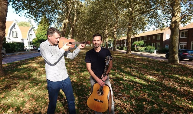 Kees Versteeg (links) en Martijn Krale met hun geliefde muziekinstrumenten.