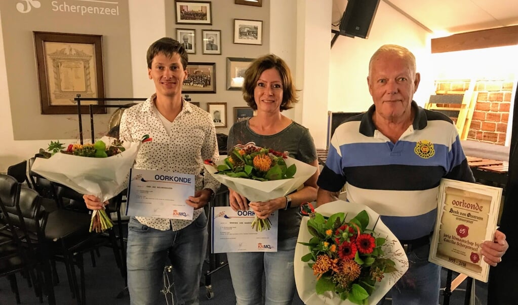 Jubilarissen van links naar rechts, Dirk-Jan Nieuwenhuizen, Mariska van Baaren en Henk van Oostrum