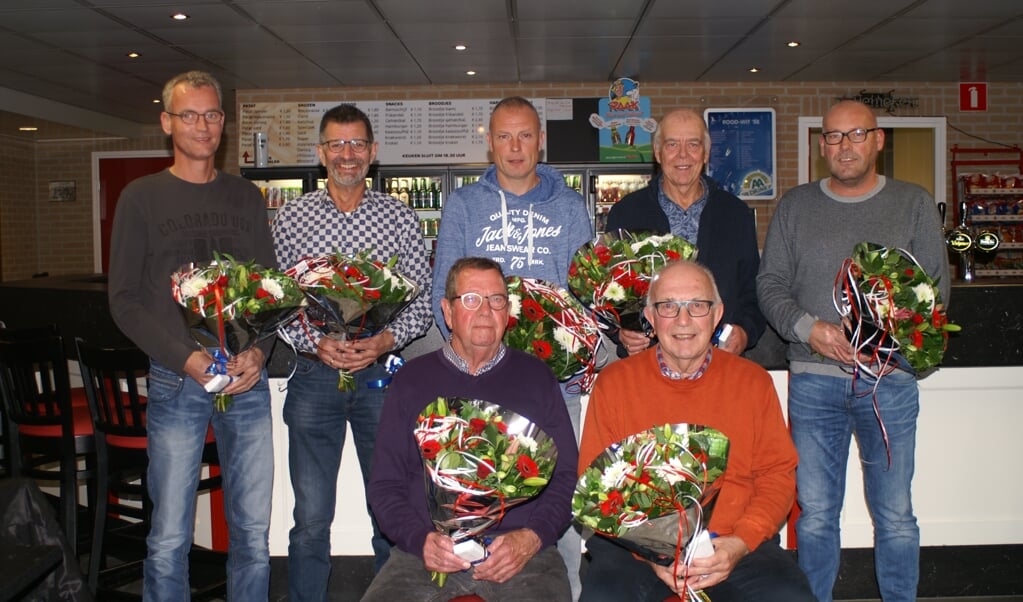 V.l.n.r. Ceelen (40), Van Hemel (50), Morren (40), Van Bloemendaal (50) en Van de Bunt (40). Zittend: Willemsen (60) en Morren (60). 