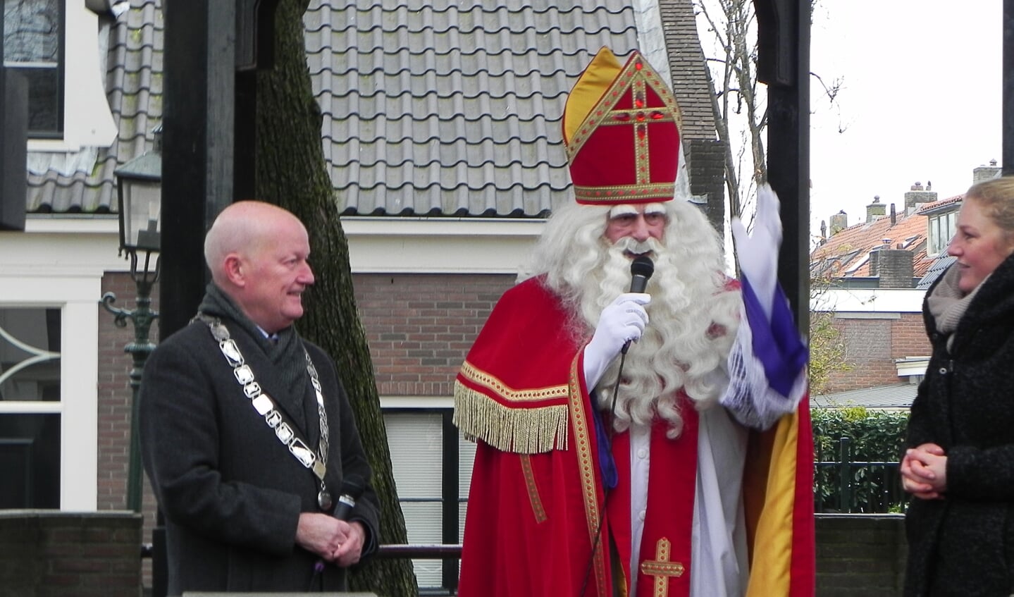 Burgemeester van Bennekom kijkt vol ontzag naar Sinterklaas die ieder jaar in weer en wind Werkhoven bezoekt. 