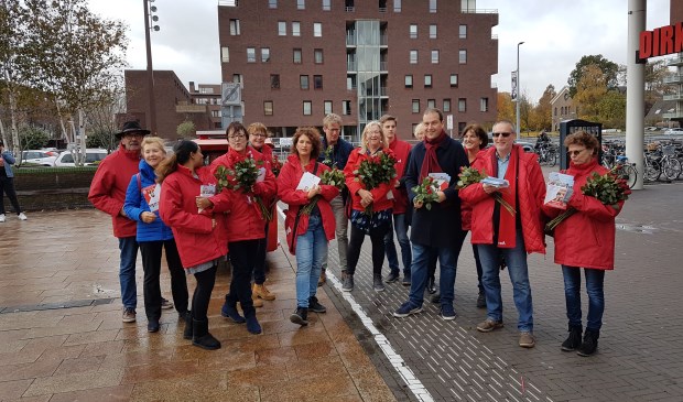 Lodewijk Asscher flyert met de lokale PvdA-fractie.