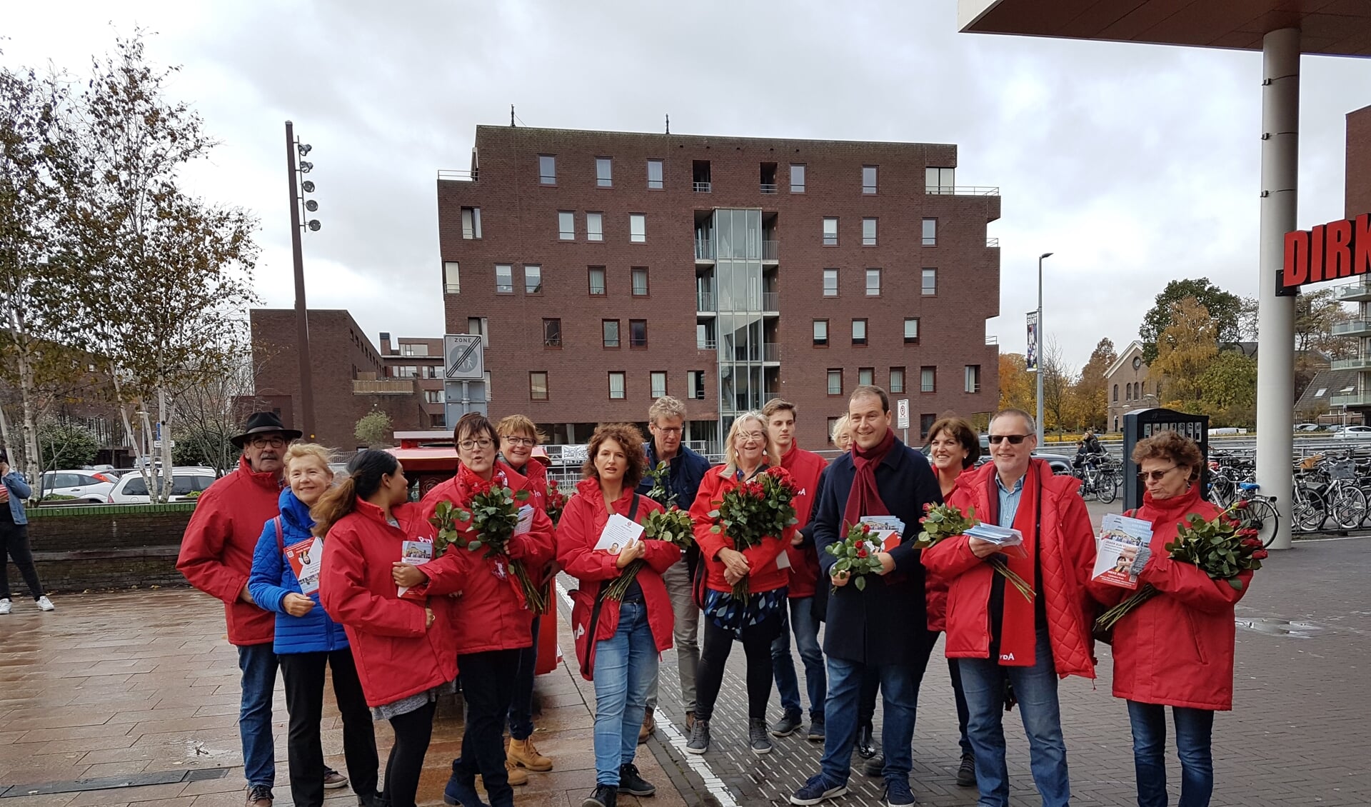 Lodewijk Asscher flyert met de lokale PvdA-fractie.