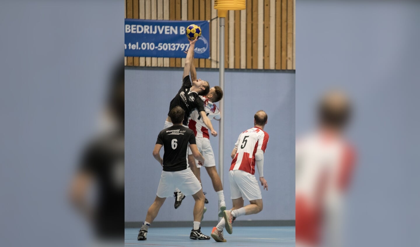 Dennis van Eijl in een reboundduel