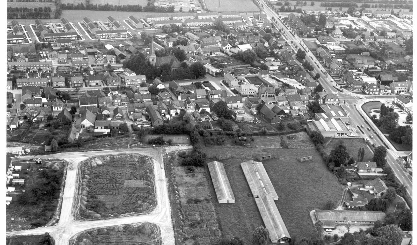 Oude luchtfoto waarop vlakbij het bouwterrein van de wijk 't Schilt nog de oude tennisbaan is te zien tussen wat struiken