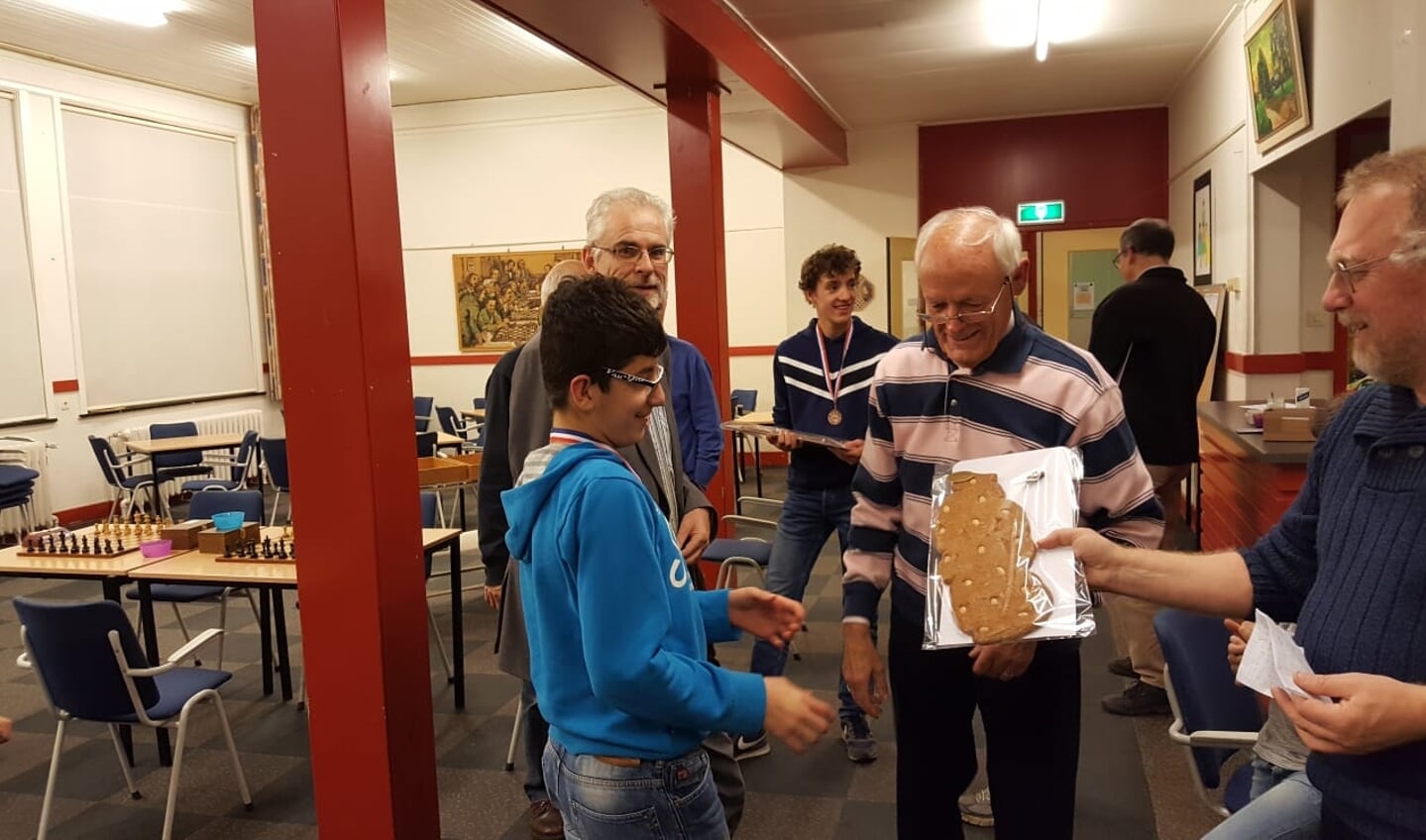 Jeugdleider Jan Wouters reikt de prijzen uit. Rechts voorzitter Teunis Bunt.